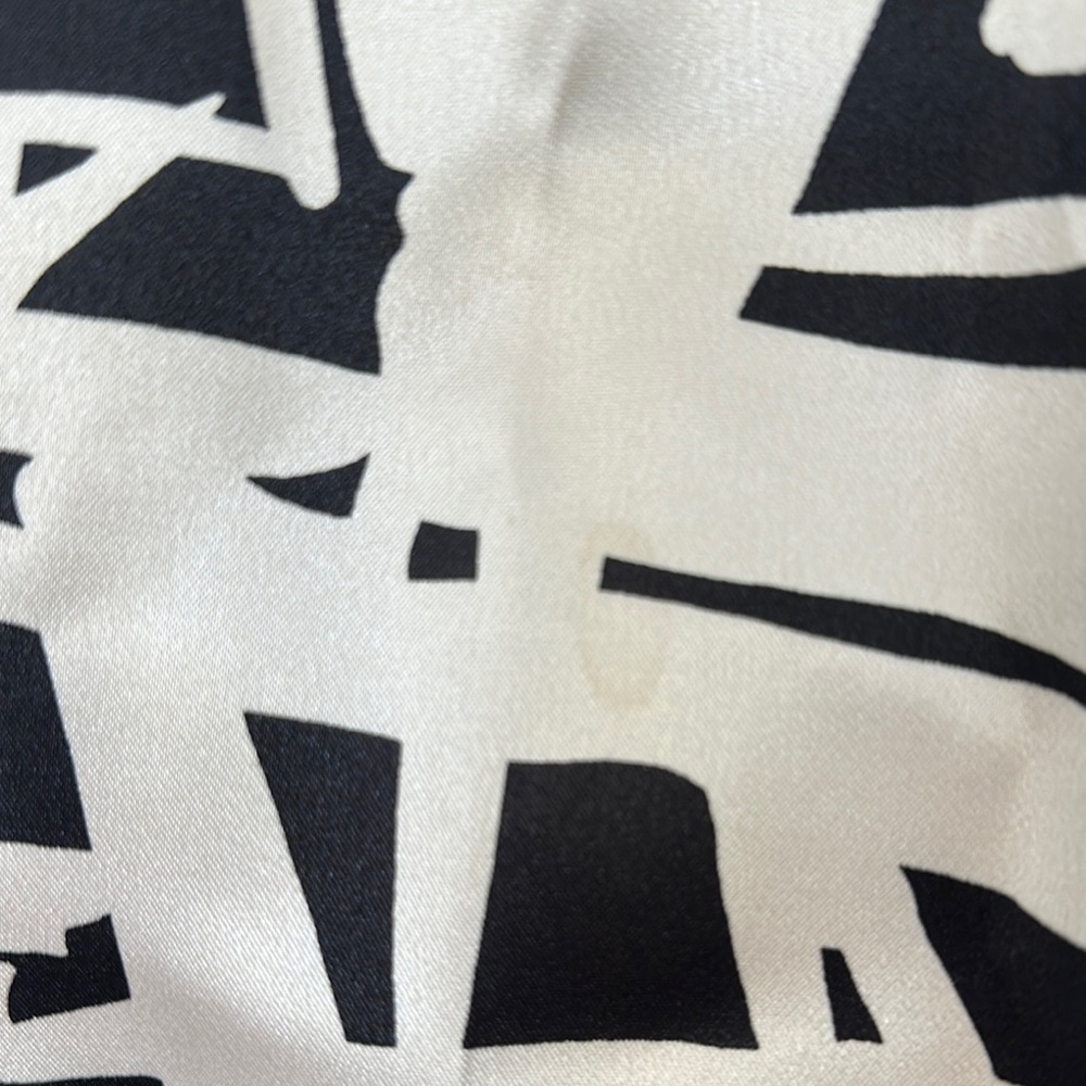 Elegant Black and White Abstract Dress - Picture 5 of 6